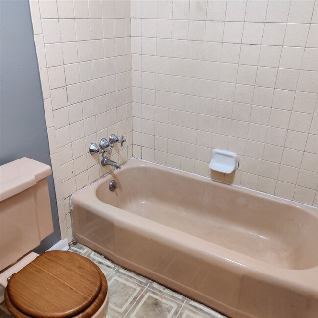 Building Photo - 1351 N Stephens Ave