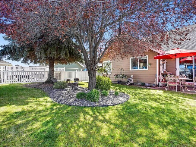 Building Photo - Spacious Prineville Home with Large Backyard!