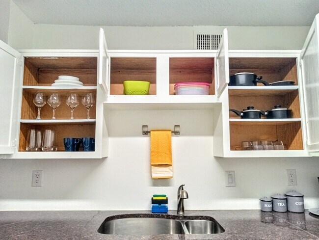 Building Photo - 18333 Roehampton Dr