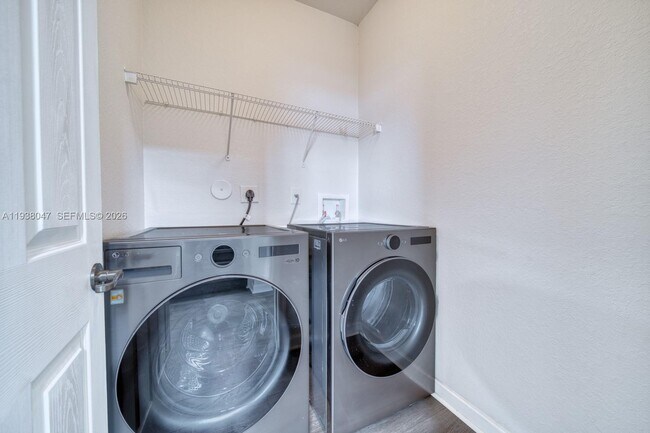 Building Photo - 2479 NE 4th St