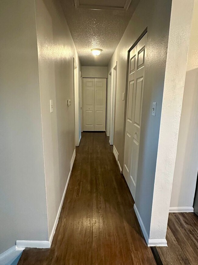 Building Photo - Updated Split-Level Gem | 5BD, 3BA | Large...