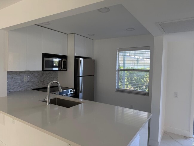 Building Photo - 9301 Lime Bay Blvd