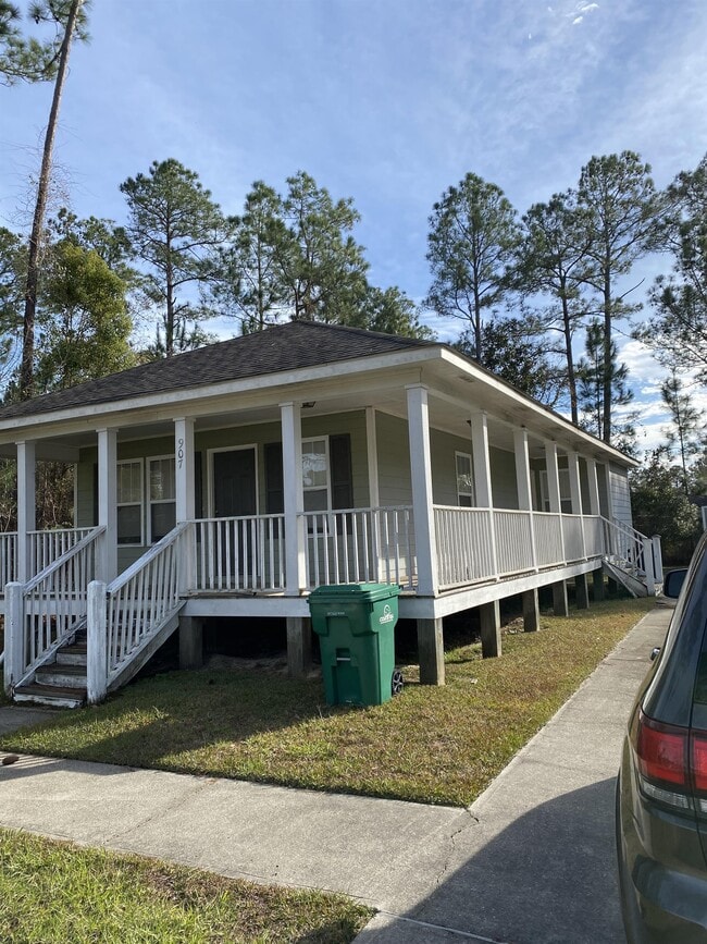 Building Photo - 907 Dicks St