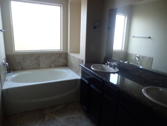 Building Photo - 13836 Hollywood Dr