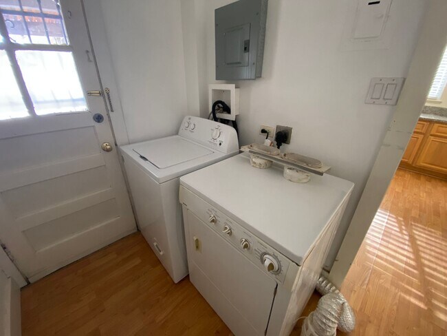 Building Photo - Simply Adorable Two Bedroom Apartment right near Denver University