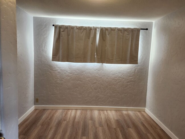 Building Photo - 1 BR 1 BATH FULL REMODEL UPPER UNIT FREE RENT OAC