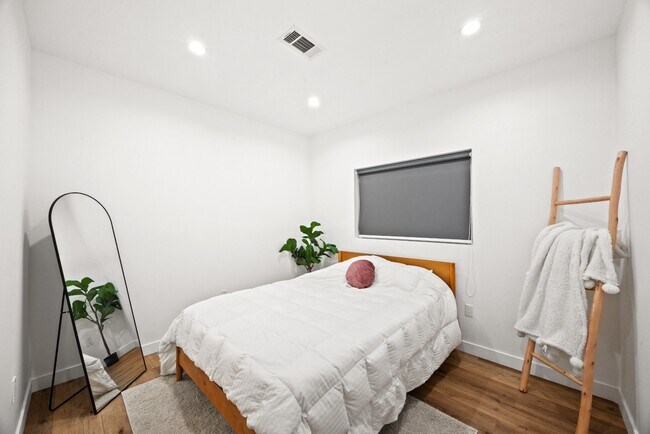 Building Photo - 3 BED 3 BATH | PRIVATE FRONT YARD | PRIVATE 2 CAR ATTACHED GARAGE | WASHER | DRYER | CENTRAL A/C