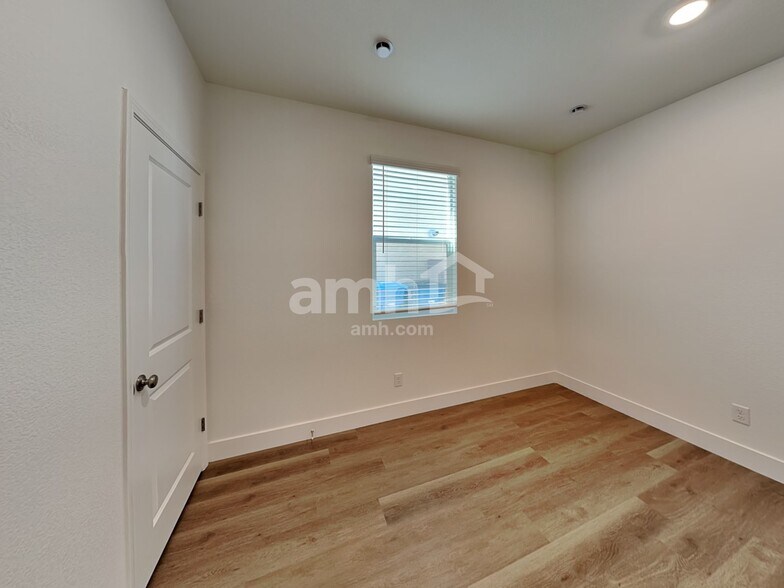 Building Photo - 5840 Vaes Dothrak St