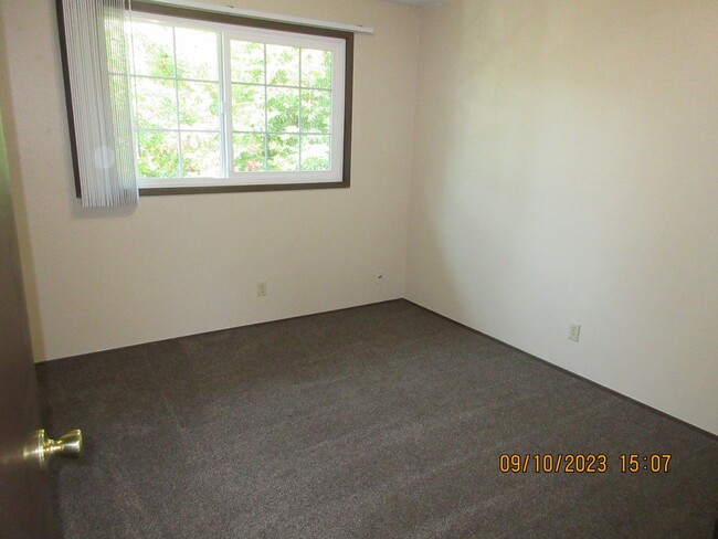 Building Photo - Spacious Triplex with washer/dryer