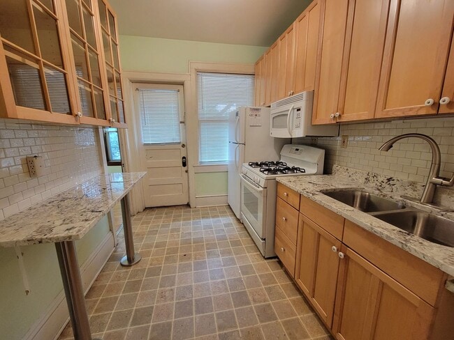 Building Photo - Lovely 2Br / 1Ba South Uptown Condo w/ Hardwood Floors, Sunroom, Fenced Backyard!
