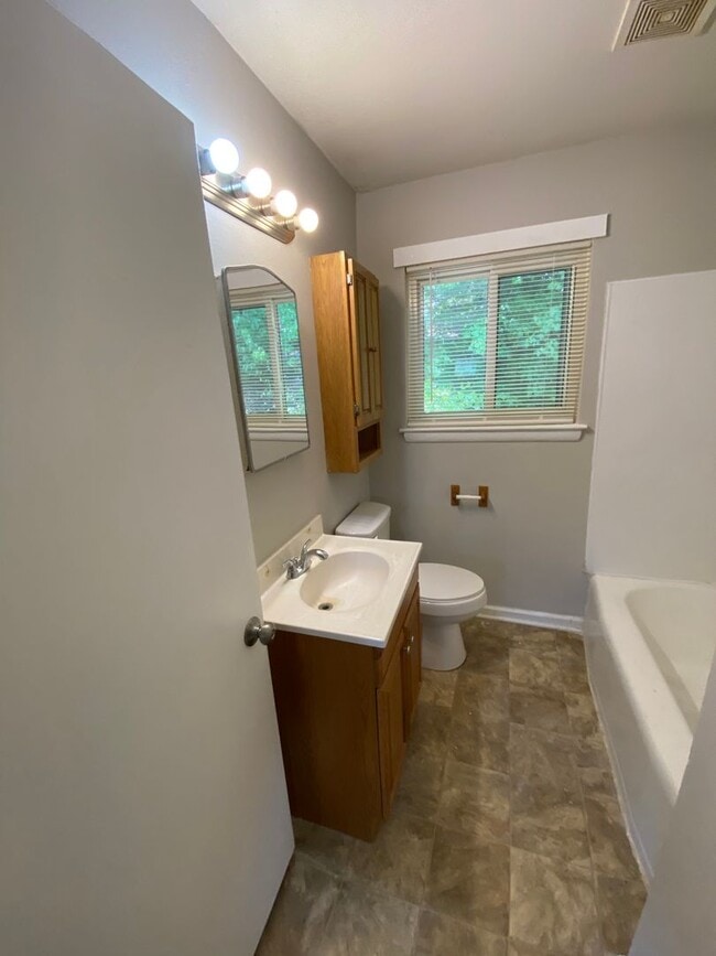 Building Photo - Updated 2 bed duplex in Brainerd