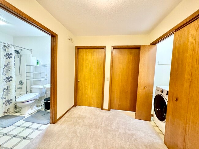 Building Photo - 367 Kristin Ct E