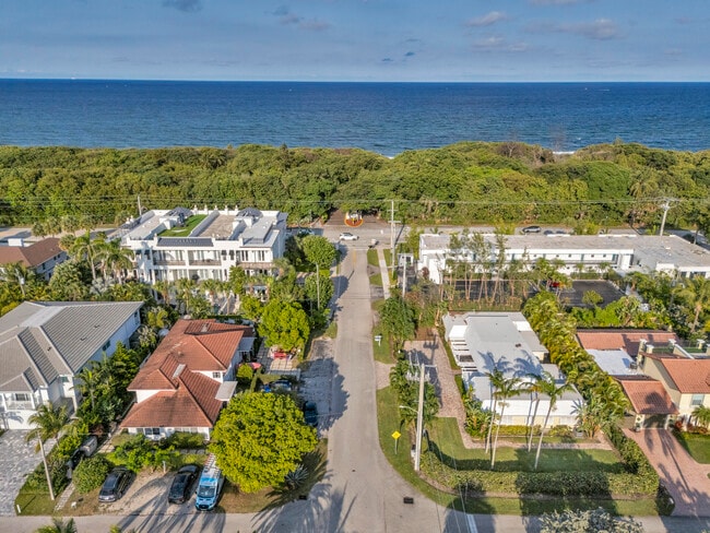 Building Photo - 900 NE 4th St