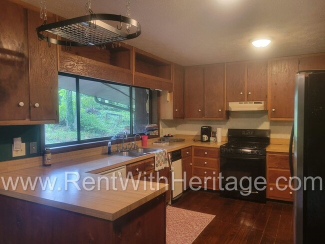 Building Photo - Charming Cabin Style Home on 1.3 Acres / F...