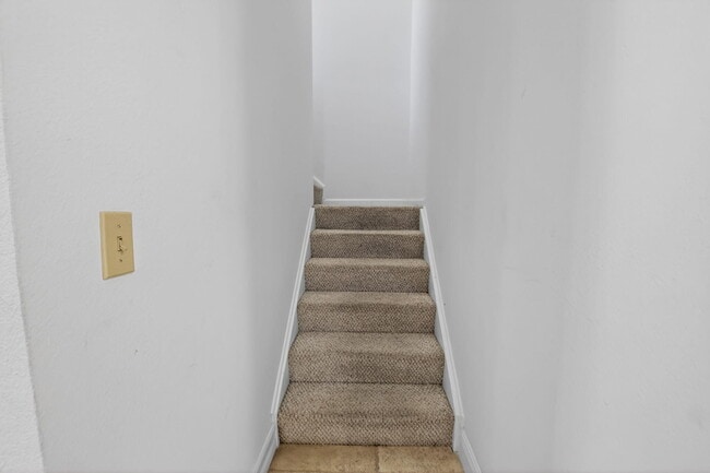 Building Photo - 10253 Riverbend Terrace