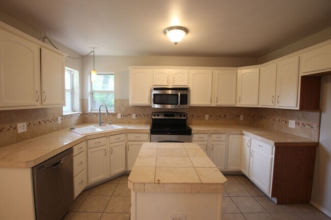 Building Photo - Stunning 4 Bedroom in Tyler! Available in ...
