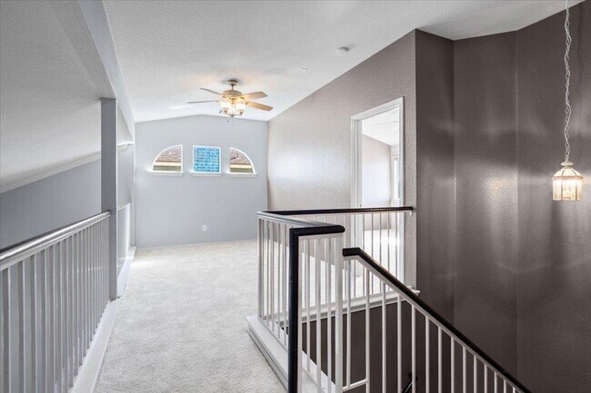 Building Photo - 633 Fairway