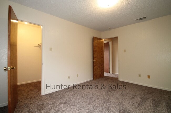 Building Photo - Rent Me Now!