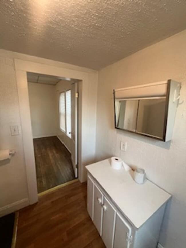 Building Photo - 1 bedroom, 1 bath duplex: Available August 2026!