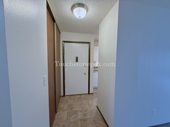 Building Photo - Updated 2 Bdrm Apartment with Balcony in Sellwood Moreland Neighborhood