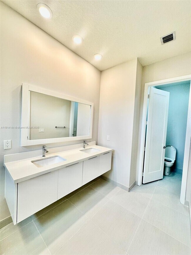 Building Photo - 10410 NW 67th St