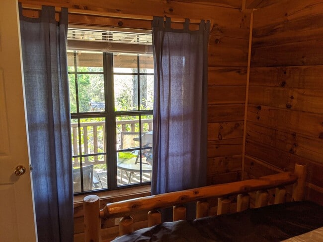 Building Photo - 2 Bed 1 Bath Cabin- All Utilities Included...