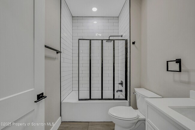 Building Photo - 215 Hickory St