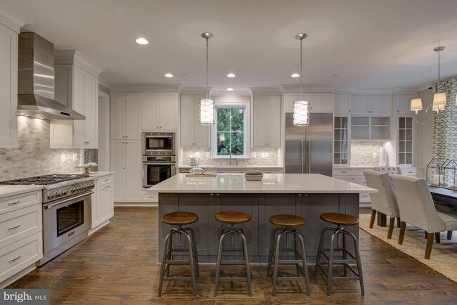 Building Photo - 5700 Tanglewood Dr