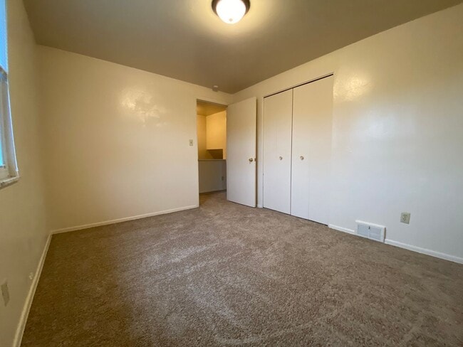 Building Photo - 2BR Townhome at Regency Place! Spacious Ro...