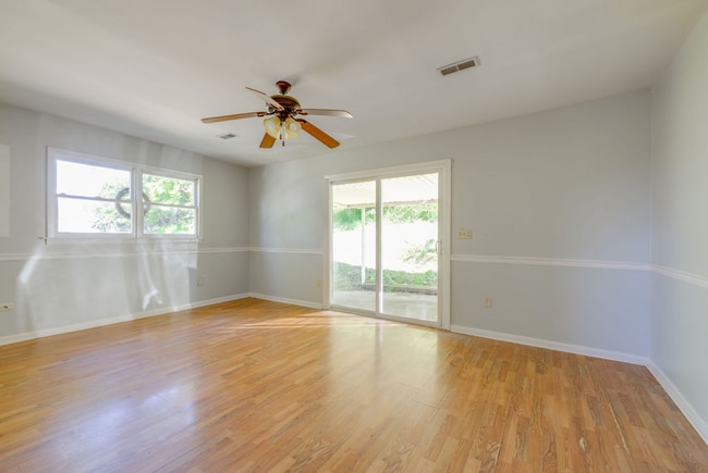 Building Photo - One-Level 3BR/1.5BA Ranch in Prime Blountville Location