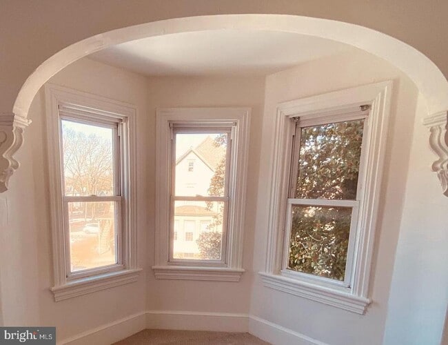 Building Photo - 328 S Broadway