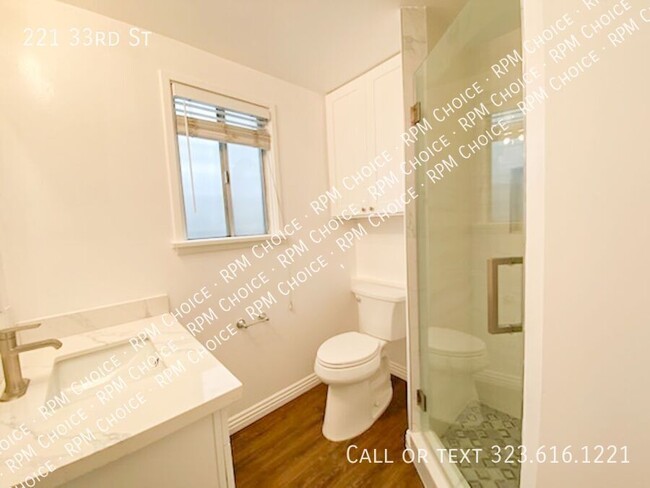 Building Photo - 221 33rd St
