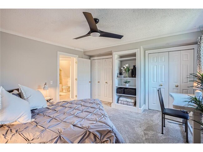 Building Photo - 1045 Lake St E