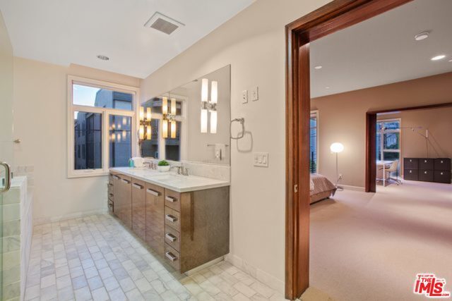 Building Photo - 447 N Doheny Dr