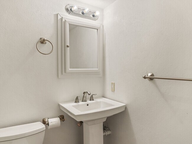 Building Photo - 2633 Juniper Ave