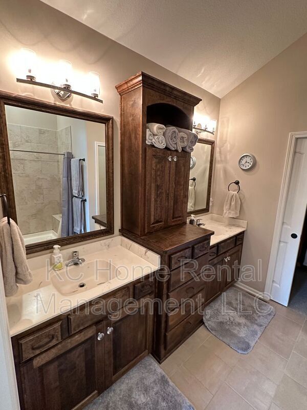 Building Photo - 2807 NE Sonora Valley Dr