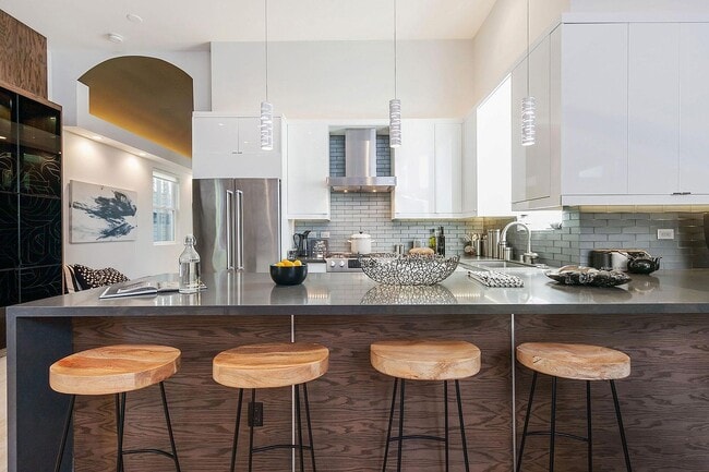 Building Photo - 1086 S Van Ness Ave