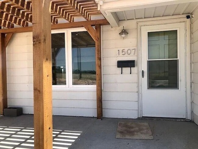 Primary Photo - Cute 2 bedroom 1 bathroom house!