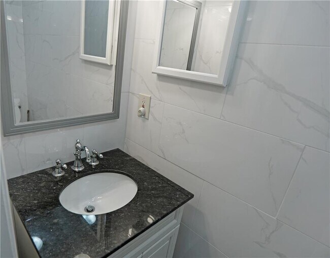 Building Photo - 291 Country Club Dr