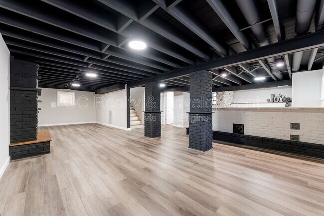 Building Photo - 3303 Division St