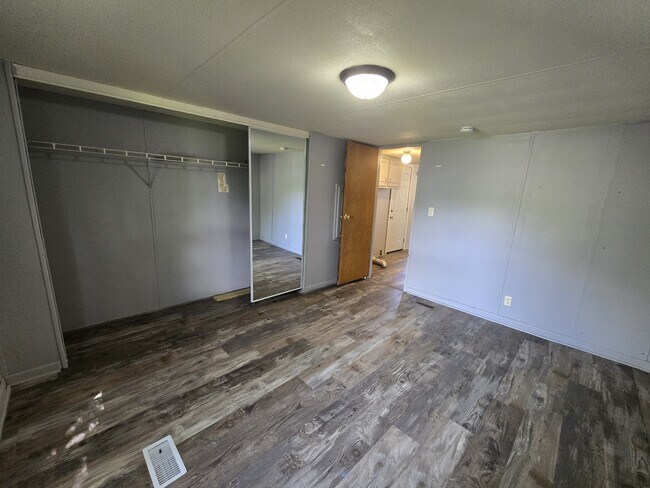 Building Photo - 700 W Ridgeway Ave