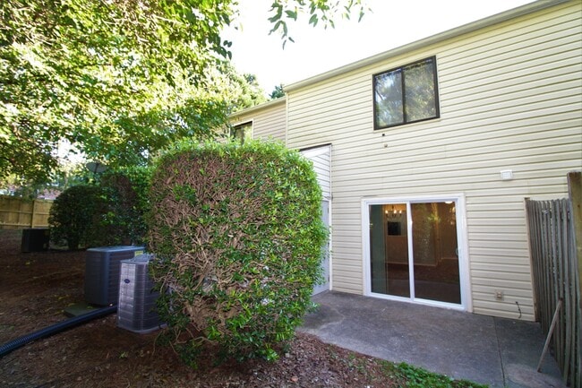 Building Photo - 2 Bedroom Townhome in Cotswold!