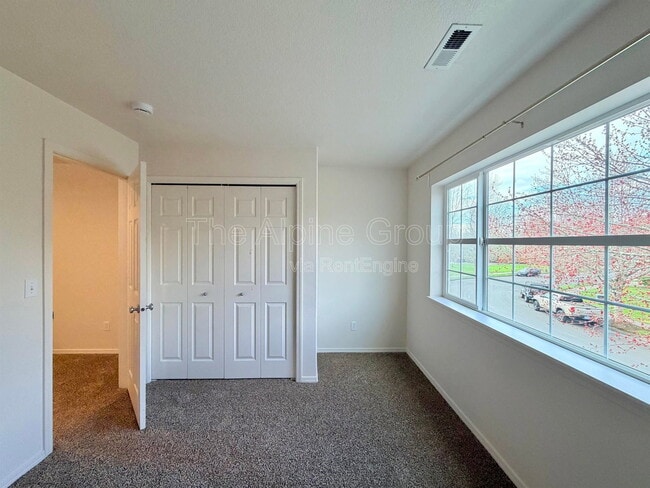 Building Photo - 958 SE Roundelay St