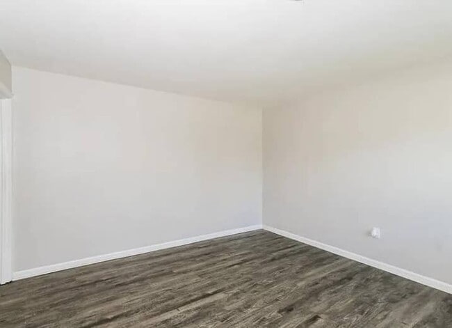 Building Photo - 2910 Dahlia Dr