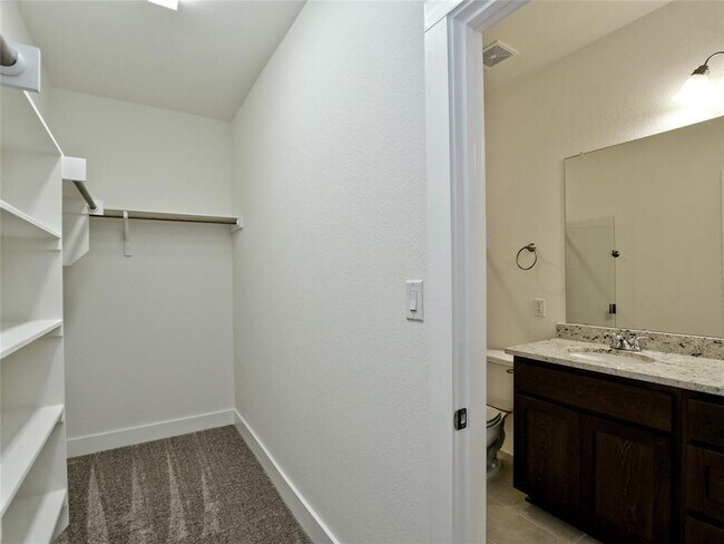 Building Photo - 402 Parkline Dr