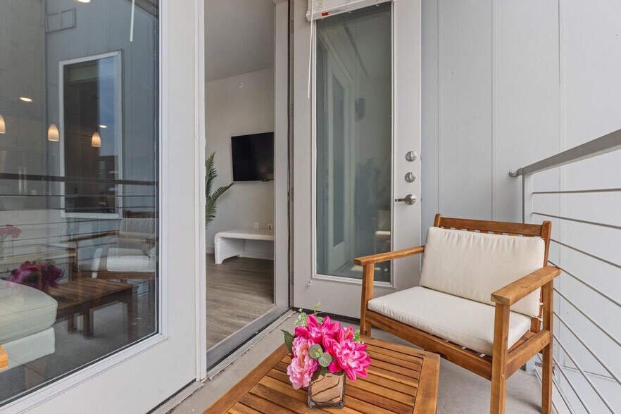 Building Photo - 5820 1/2 Cameron Rd