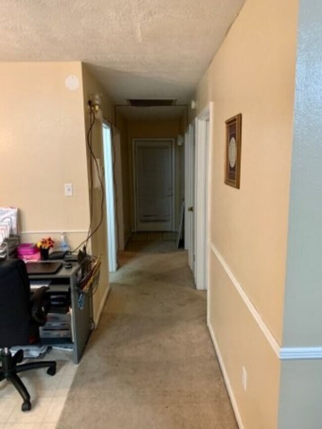 Building Photo - Bryan - 3 Bedroom - 2 Bath -1 vehicle garage - Fenced in back yard - House.