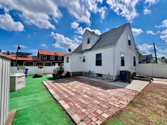 Building Photo - 52 Marconi Ave