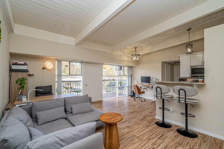 Building Photo - 4965 Americana Dr