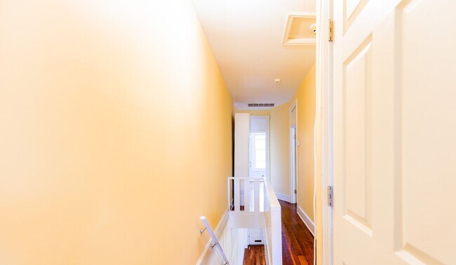 Building Photo - Classic Capitol End-Unit Hill Rowhome